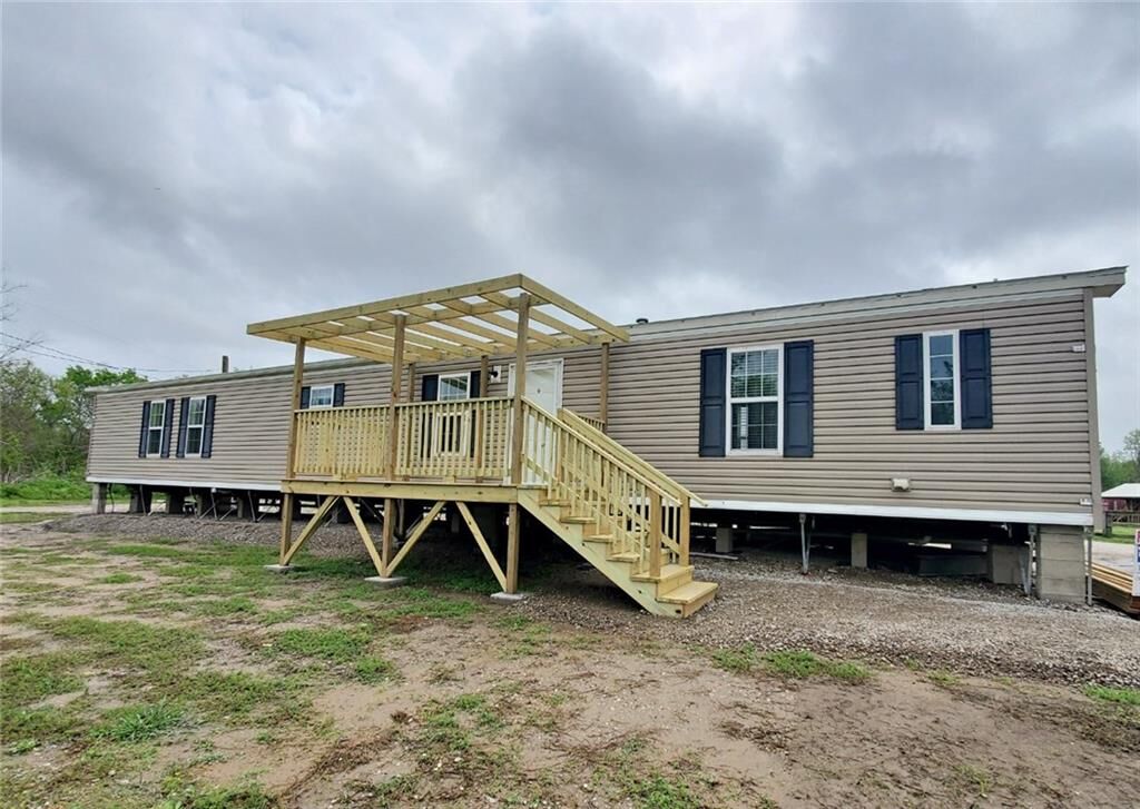 Property Photo:  631 E Bayou Road  LA 70037