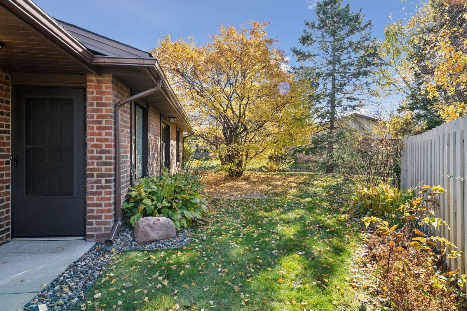 Property Photo:  1150 Black Oaks Lane N  MN 55447