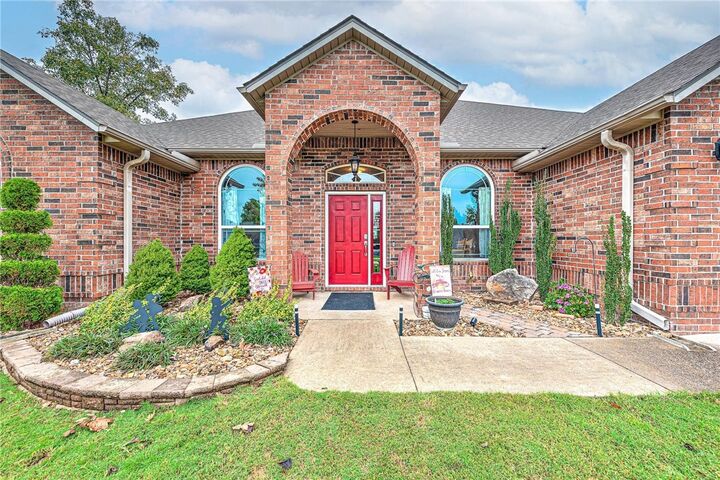 Property Photo: 2402 SW Aster Way AR 72713