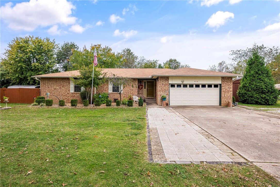 Property Photo: 618 N Oakwood Street AR 72745