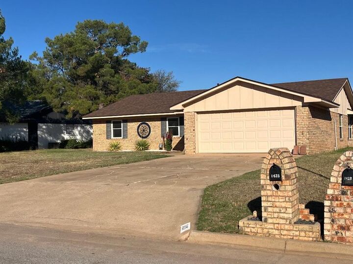 Property Photo: 1425 Concord Lane OK 73521