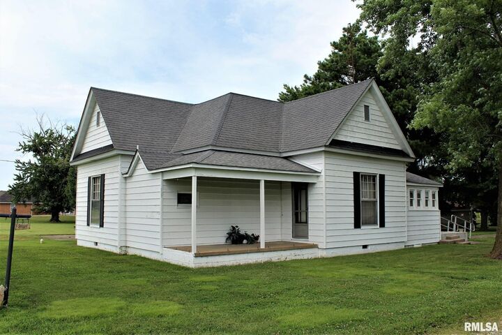 1607 S Carbon Street  Marion IL 62959 photo