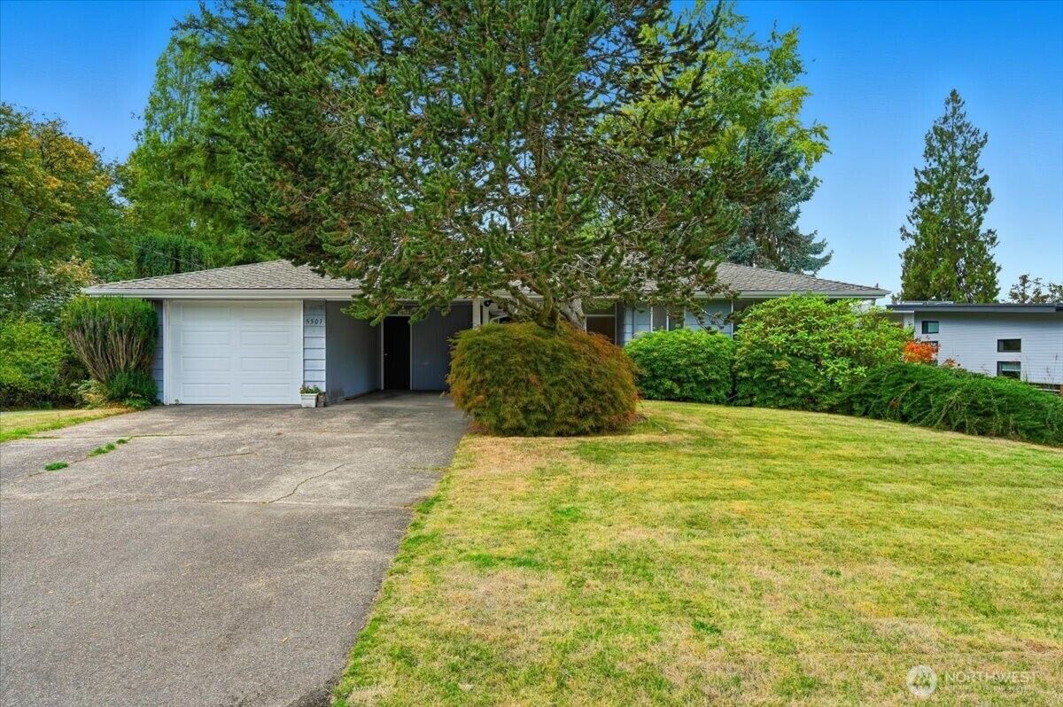 Property Photo:  5501  106th Avenue NE  WA 98033