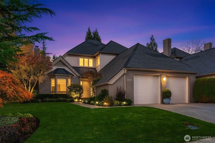 Property Photo:  1728  Bellevue Way NE  WA 98004