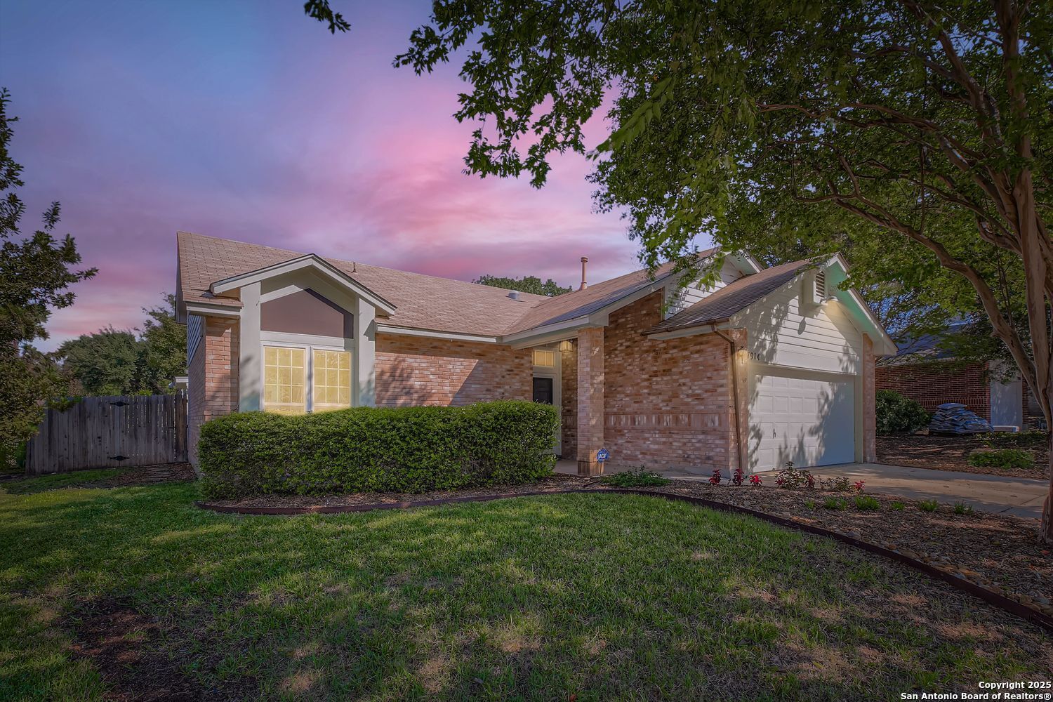 Property Photo: 7914 Pine Manor TX 78240
