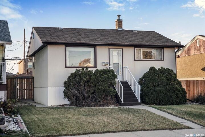 Photo de la propriété:  2072 Harvey Street  SK S4N 2M7