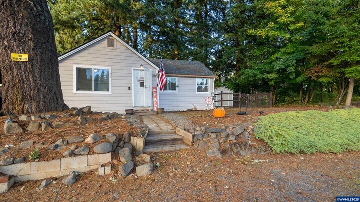 Property Photo:  1354 Grape St  OR 97386