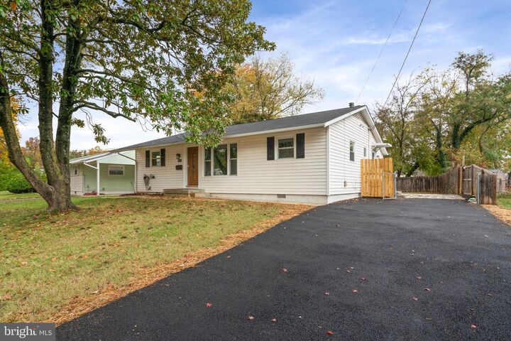 Property Photo: 904 Hopton Road VA 22191