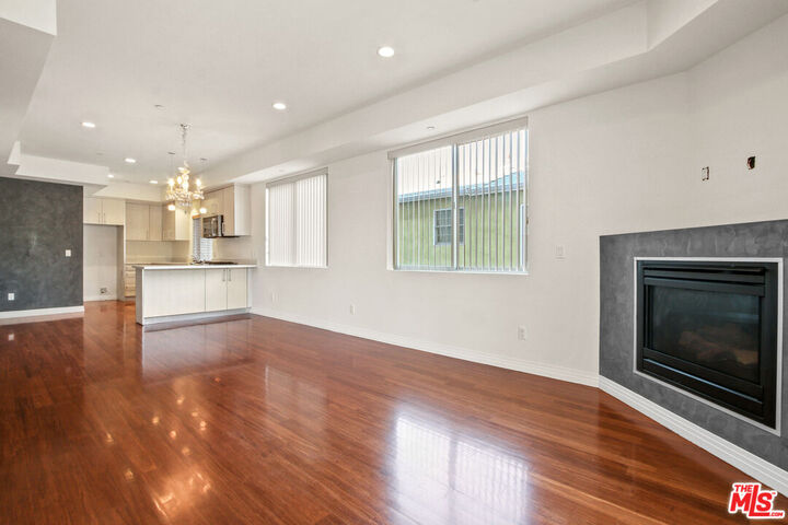 Property Photo:  819 S Holt Ave  CA 90035 