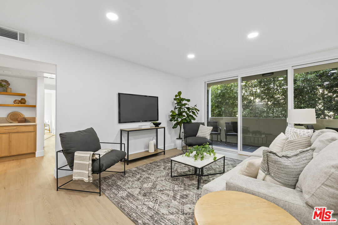 Property Photo:  1025 N Kings Rd  CA 90069 