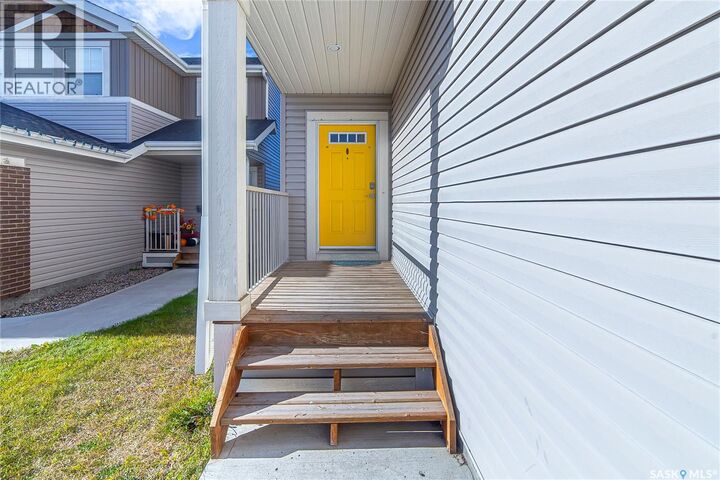 Property Photo:  1049 Kolynchuk Crescent  SK S7T 0X4 
