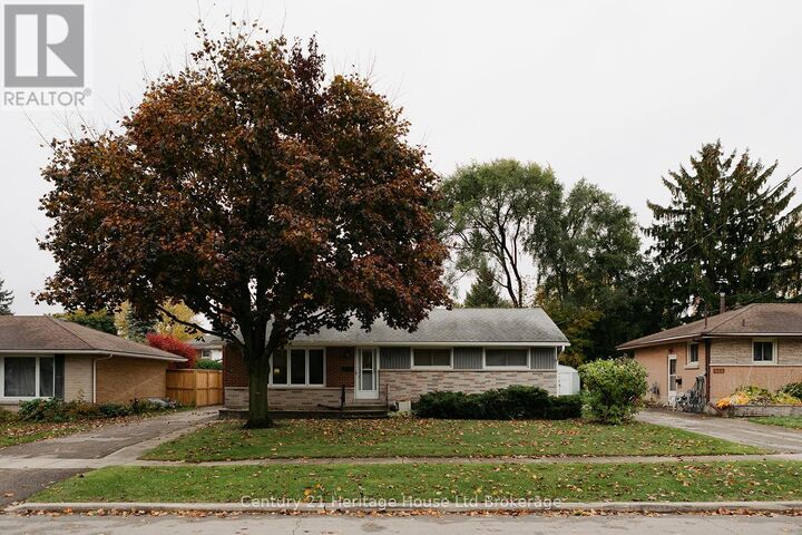 Property Photo: 986 Braeside Street ON N4S 4T4