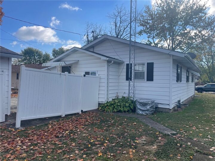 Property Photo: 502 E Pleasant Street IL 62428