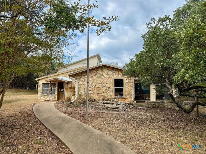 Property Photo:  10 Old Shawnee Trail  TX 78676