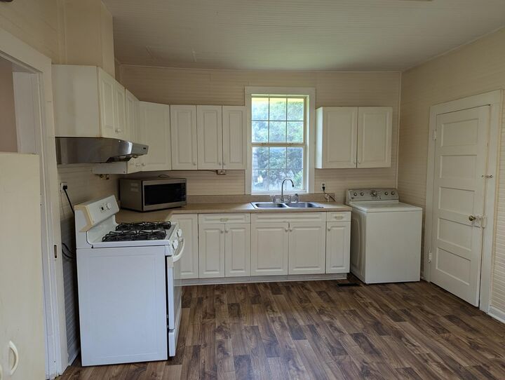 Property Photo:  1905 10th Avenue  AL 36867