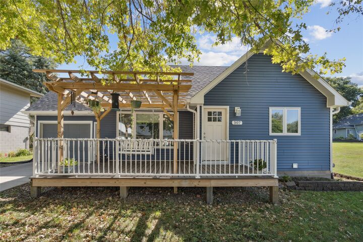 307 Columbus Street  Pella IA 50219 photo