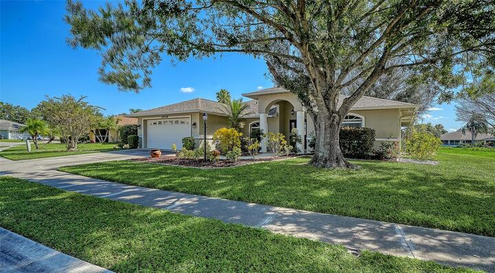 Property Photo: 6509 67th Court E FL 34203