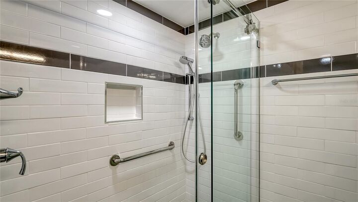 Property Photo:  1542 Oak Street 102  FL 34236 