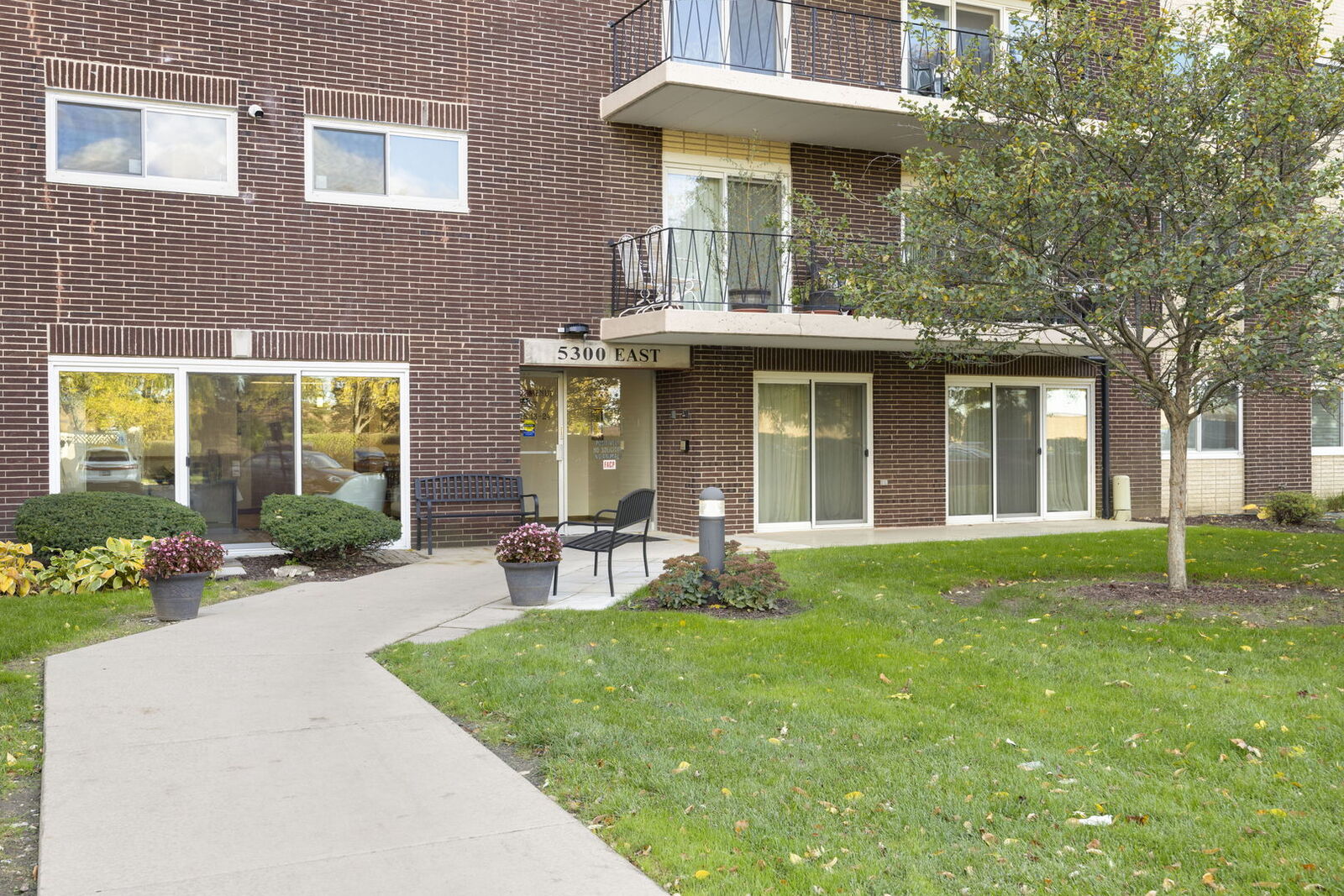 Property Photo: 5300 Walnut Avenue 18E IL 60515