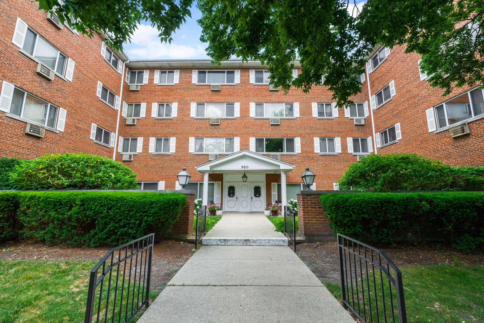 Property Photo:  950 Washington Boulevard 206  IL 60302 