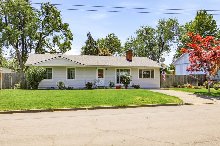Property Photo: 659 Herman Avenue OR 97501