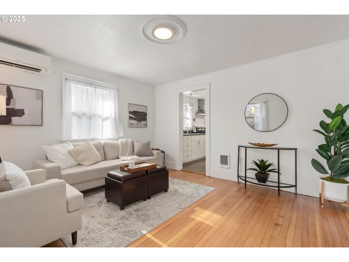 Property Photo:  1672 Lawrence St  OR 97401 