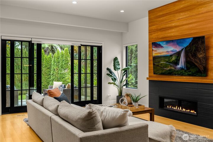 Property Photo: 7002 93rd Avenue SE WA 98040