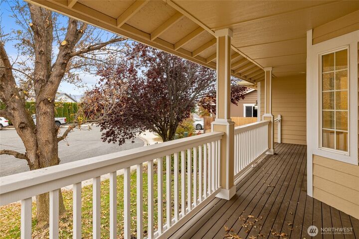 Property Photo:  515 W Bridgewood Lane  WA 98926 