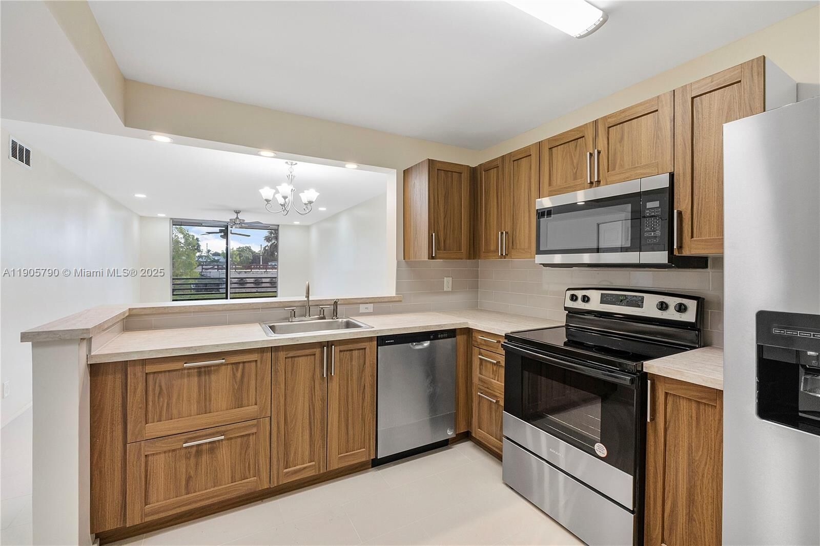 Property Photo:  2820 Somerset Dr 112O  FL 33311