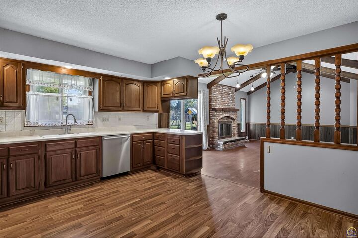 Property Photo: 2942 SE Meadowview Dr KS 66605