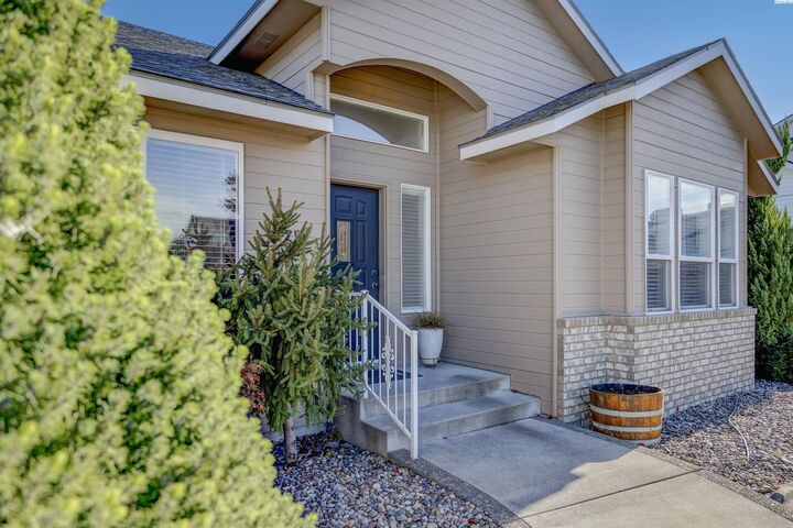 Property Photo:  3401 S Lyle Street  WA 99337 