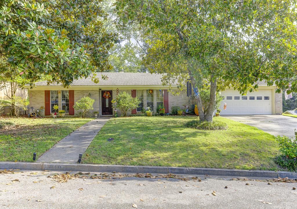 Property Photo: 619 Holly Ridge Drive MS 39180