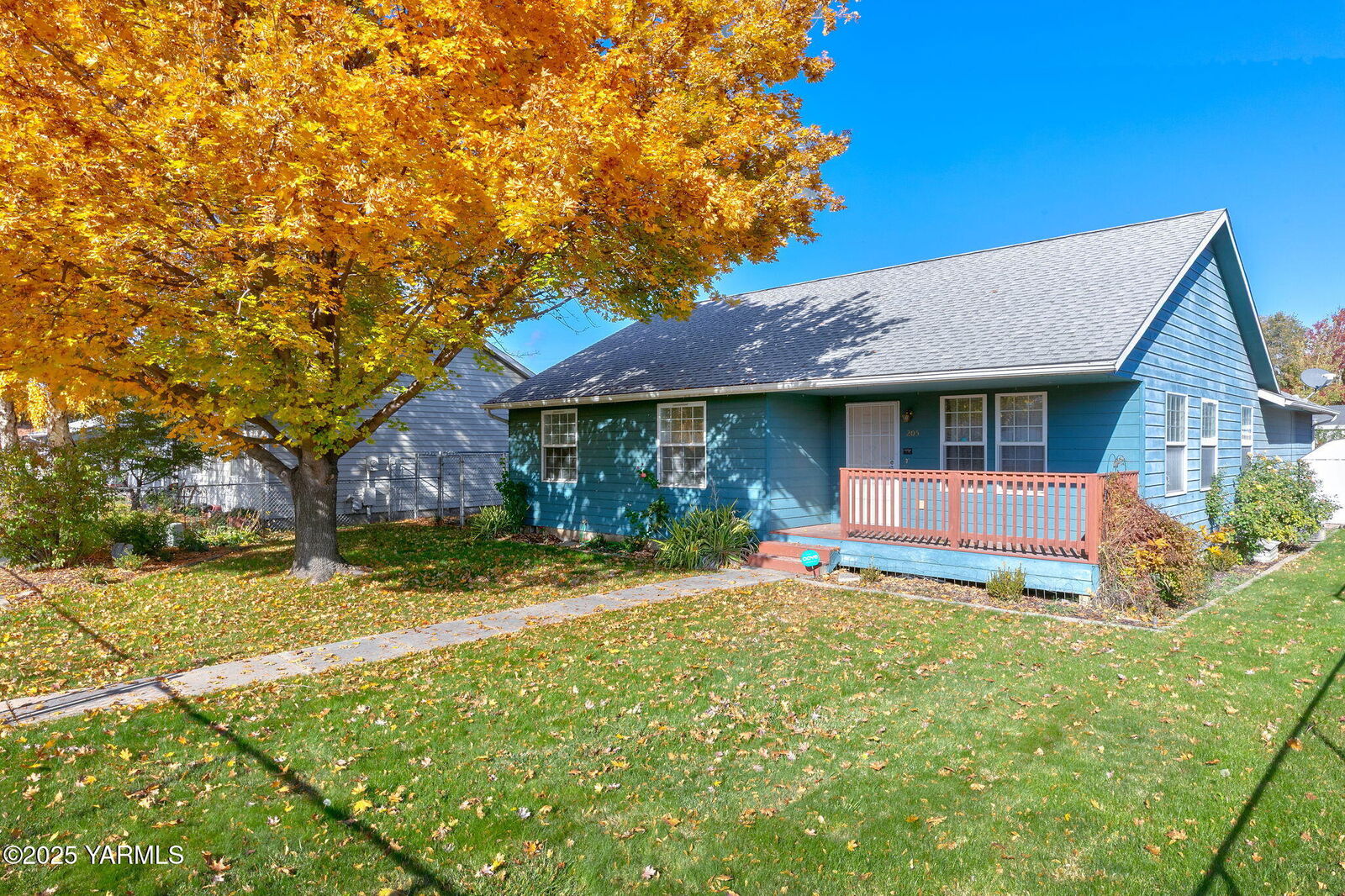 Property Photo:  205 W Seattle Ave  WA 98936