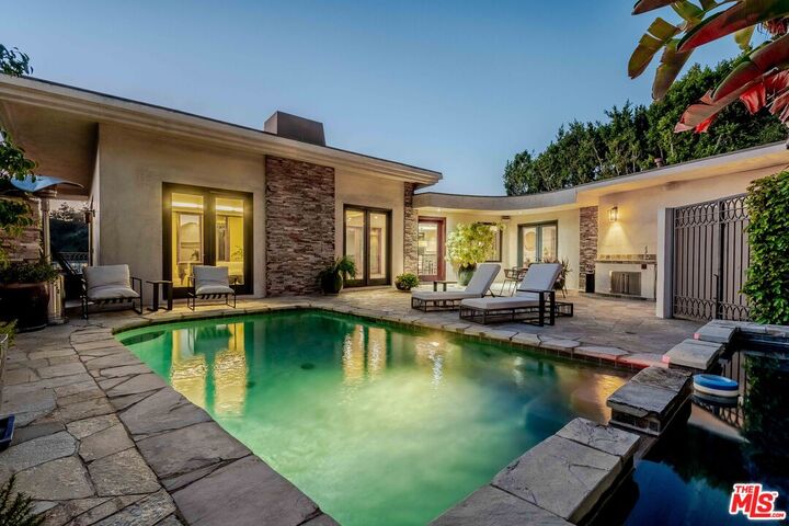 1667 Waynecrest Dr  Beverly Hills CA 90210 photo