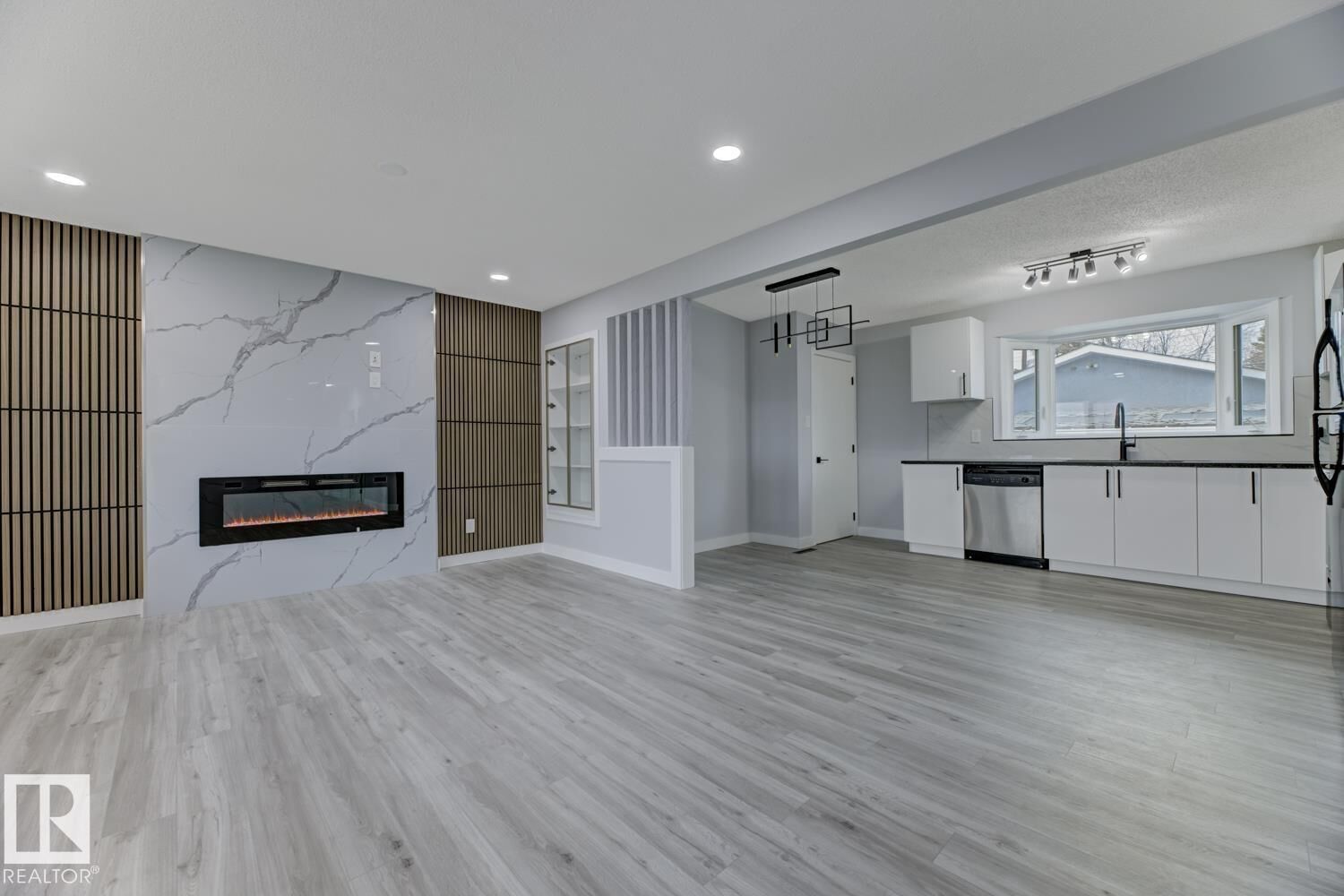 Property Photo:  6208 137 Avenue NW  AB T5A 1C9 