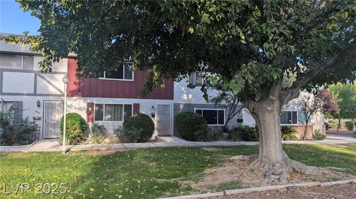 426 Greenbriar Townhouse Way  Las Vegas NV 89121 photo