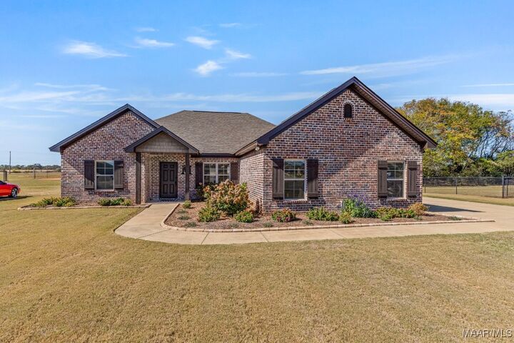 Property Photo:  143 Summer Loop  AL 36022 