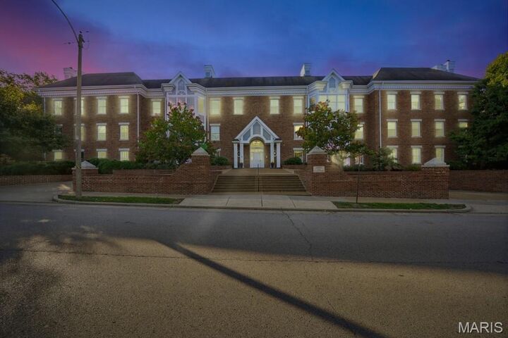 Property Photo: 450 E Lockwood Avenue 303 MO 63119
