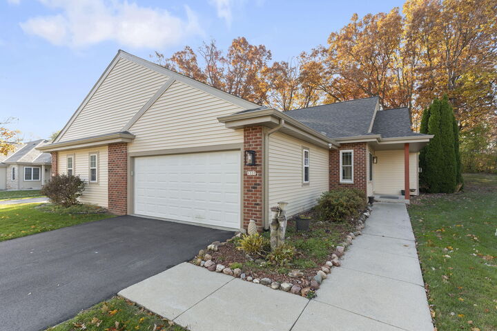 Property Photo: 1337 E Buckwood Dr WI 53154