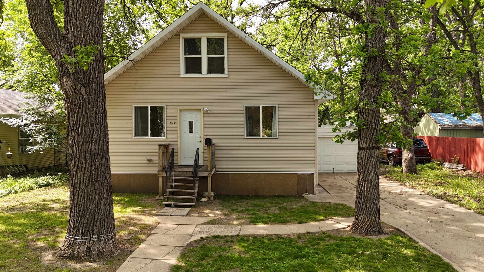 Property Photo: 917 4th Ave NW ND 58703