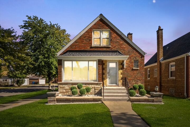 Property Photo:  6201 S Meade Avenue  IL 60638 