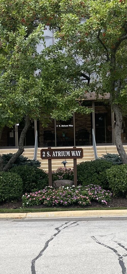 Property Photo: 2 S Atrium Way 203 IL 60126