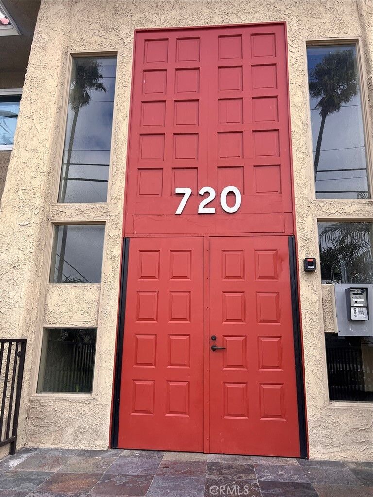 Property Photo:  720 Meyer 101  CA 90278 