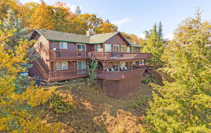 Property Photo: 2070 Skyview Drive OR 97501