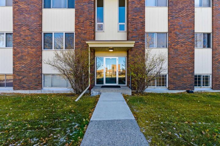 Photo de la propriété:  231 64 Avenue NW 103  AB T2K 0M1 