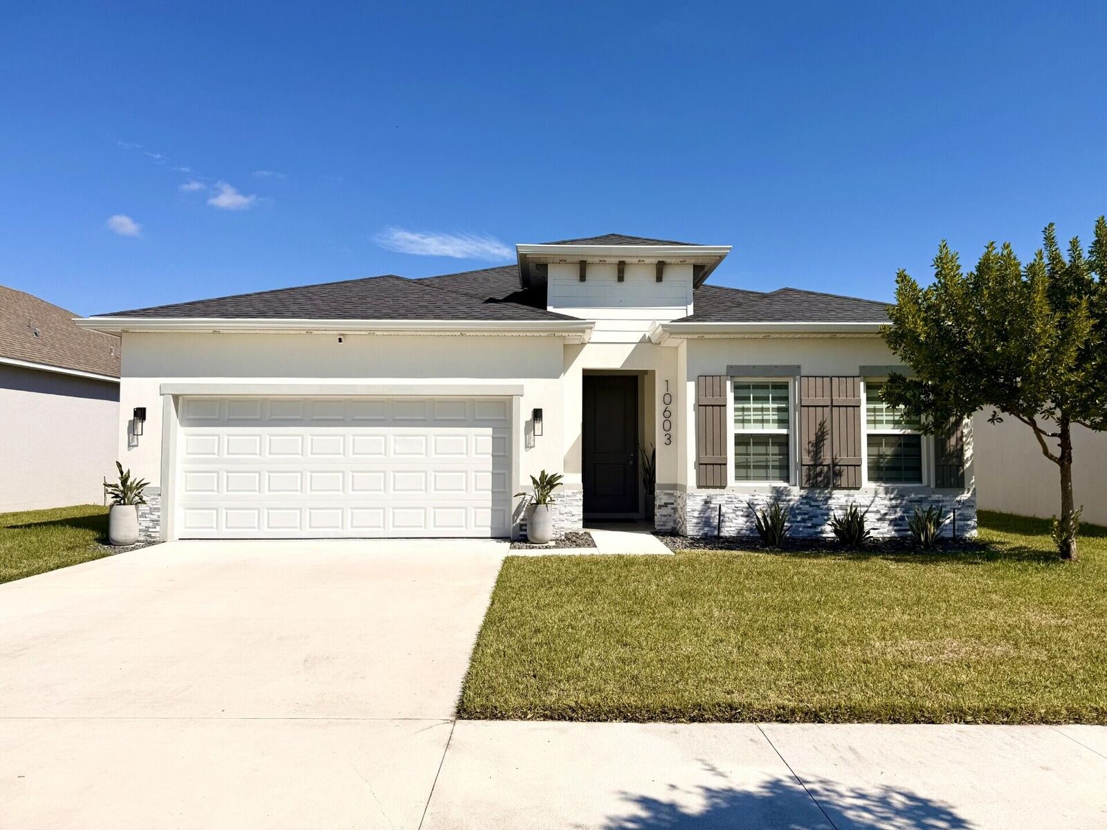 Property Photo: 10603 SW Vasari Way FL 34987