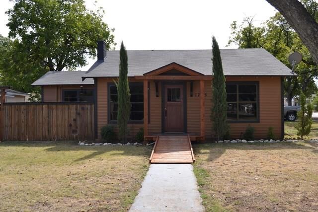 Property Photo: 1725 W Ave M TX 76903