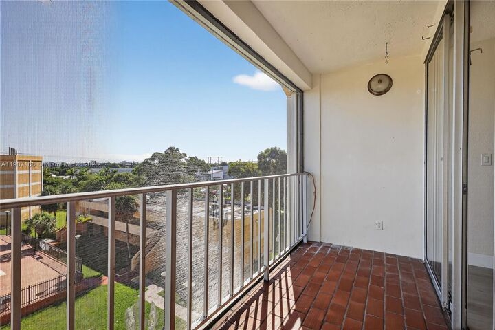 Property Photo:  9210 Fontainebleau Blvd 505  FL 33172