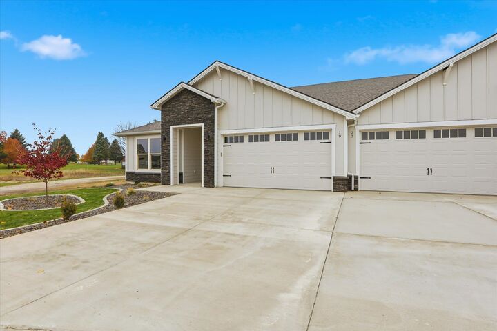 Property Photo: 1109 - Unit 19 N Country Club Dr 19 WA 99006