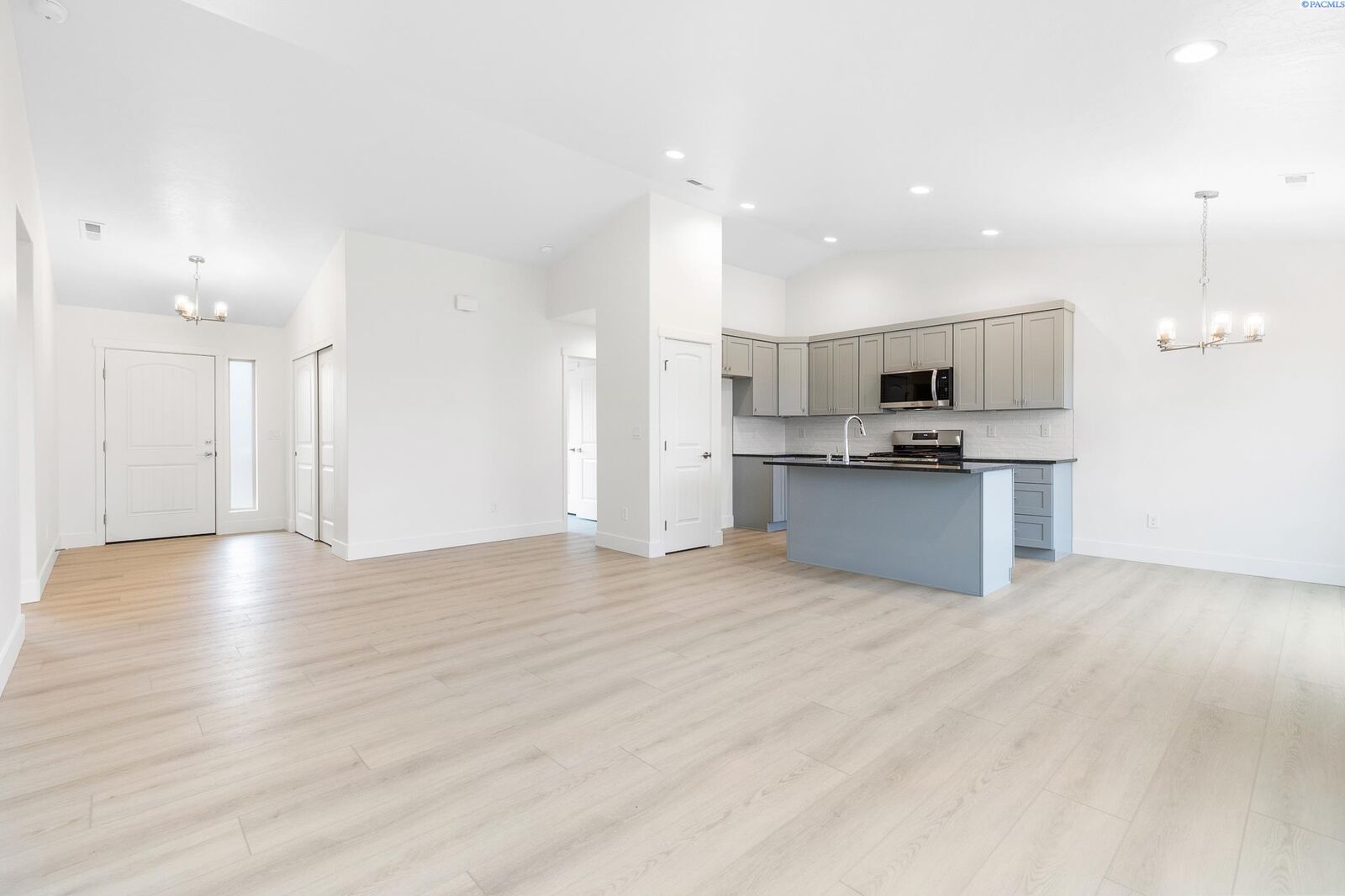 Property Photo:  2840 S Roosevelt St  WA 99338 